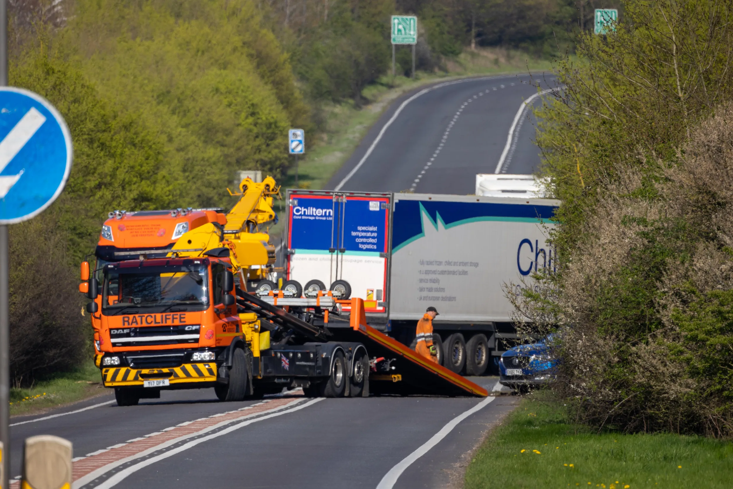 Huge delays after lorry jack knifes and driver flees scene of A605