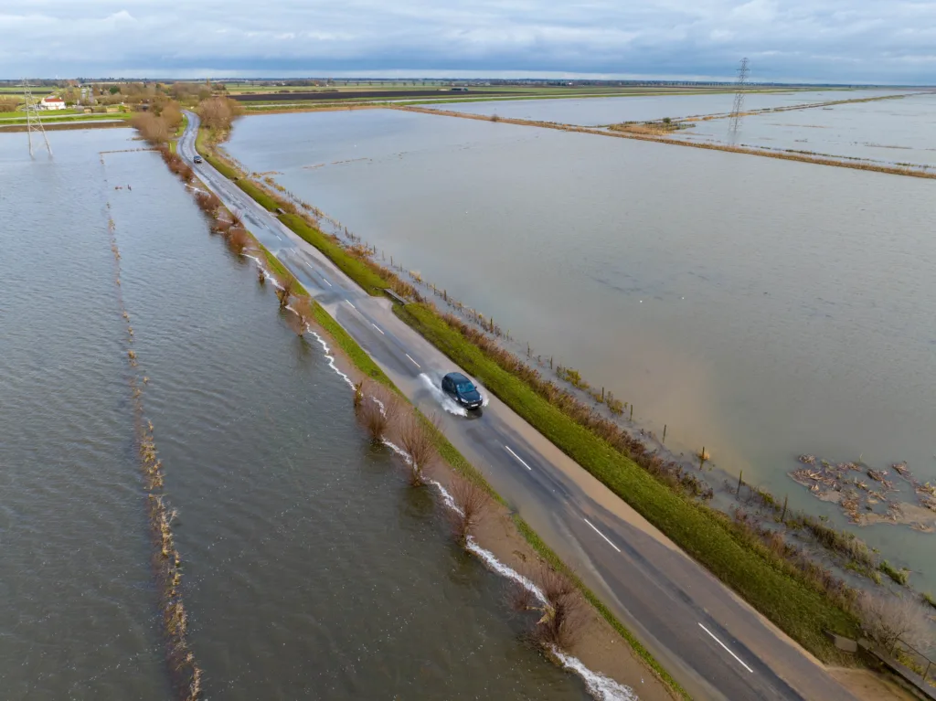 Road starts to flood as severe flood warning is issued for the B1040,B1040, Whittlesey Monday 11 December 2023. Picture by Terry Harris.