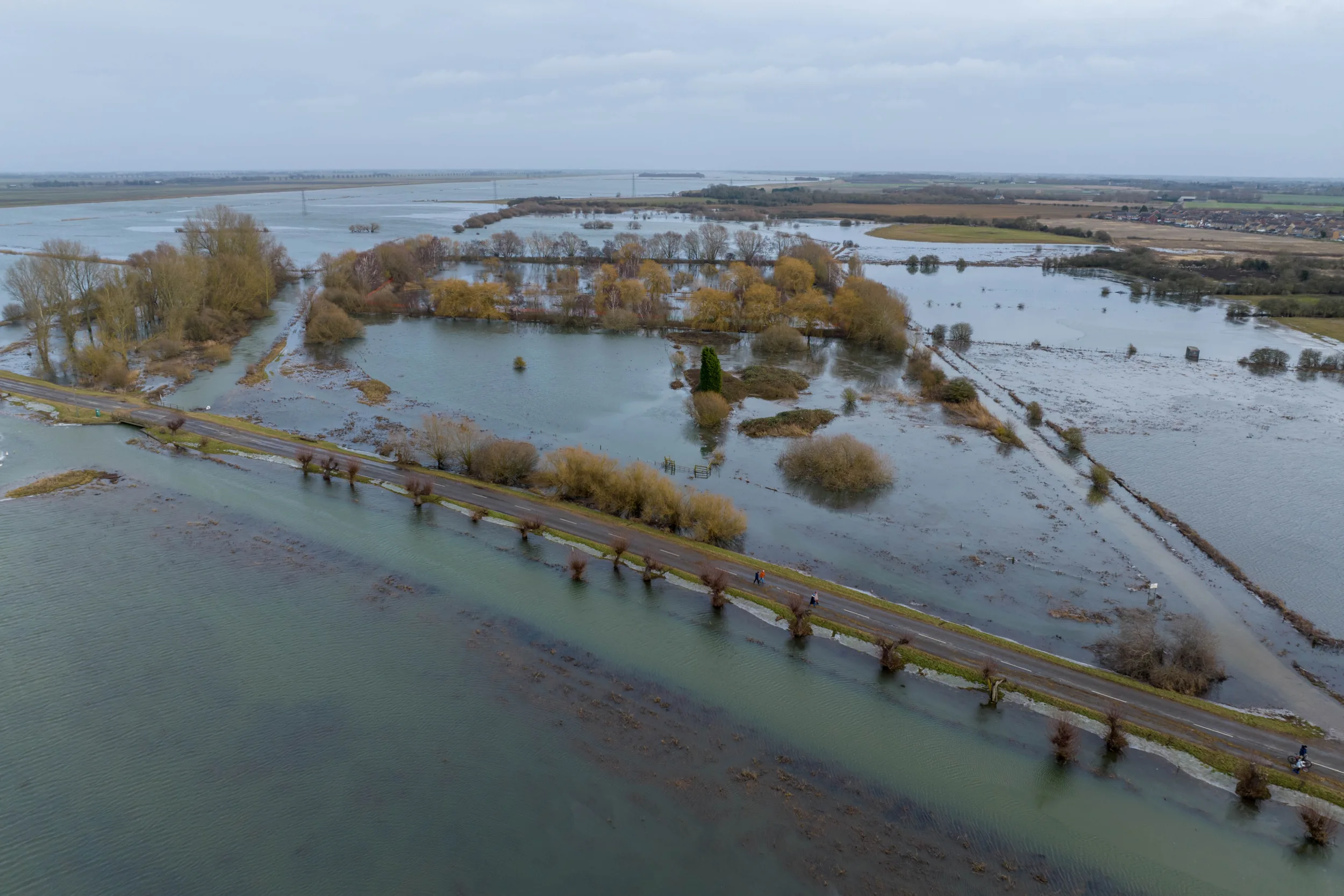 VIDEO B1040 in Cambridgeshire remains closed because of flooding