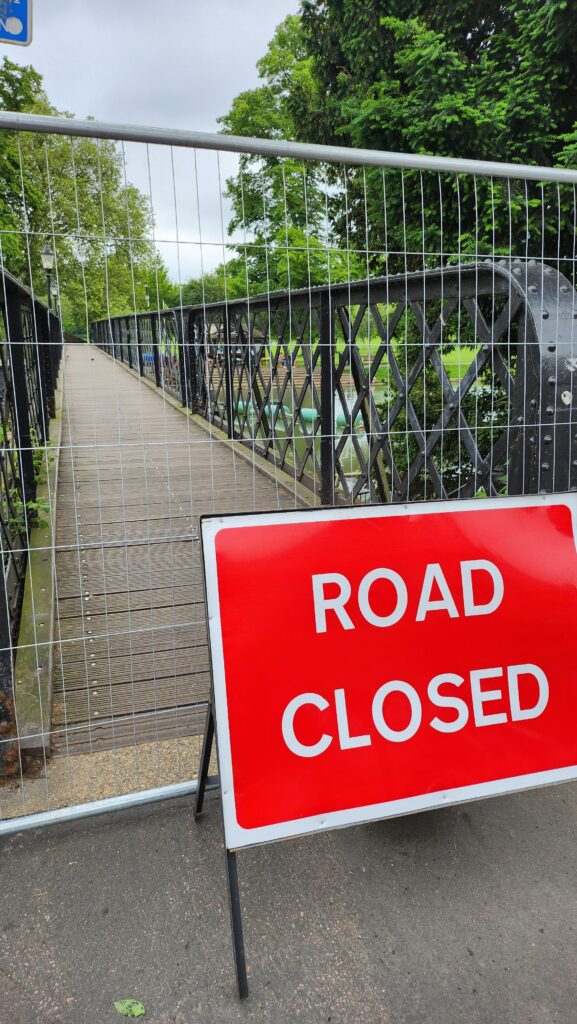 Jesus Green Lock footbridge (above) and Baits Bite Lock footbridge have been temporarily closed, following the Conservators of the River Cam’s decision to close both locks. PHOTO: Camcycle 
