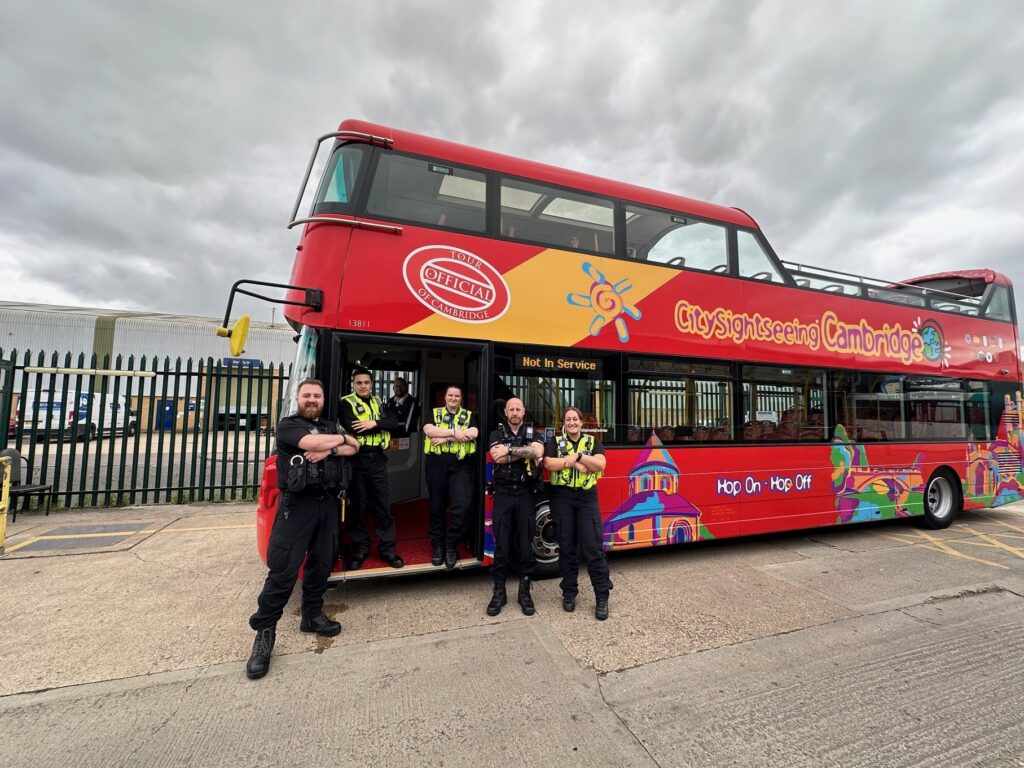 999 Opération spéciale cops : la police utilise un bus touristique à Cambridge pour espionner – et attraper – les automobilistes utilisant leurs téléphones portables 