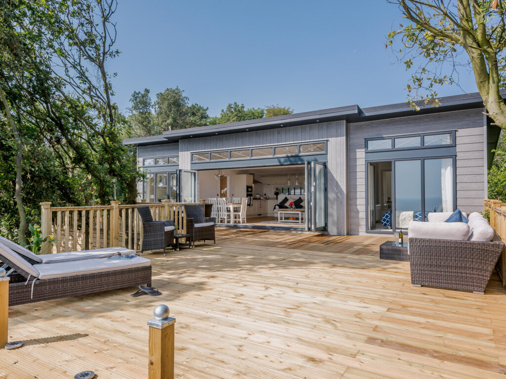 Situated on the Norfolk and Suffolk border in Corton village, the award-winning Beach Retreat offers stylish luxury with stunning clifftop sea views. 
