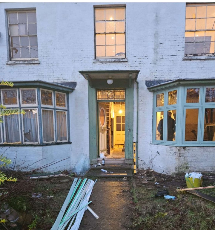 Agent Mat Taylor said: “Picture shows the comparison of new against old and how they have tried to match the finish, colour and sizing of the casements”. He said the windows are a considerable improvement and residents agreed but the Planning Inspectorate, despite agreeing to allow a bungalow to the rear of 8 Delph Street, refused an appeal to allow the replacement windows.