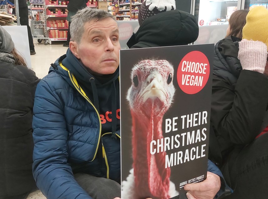 Animal Justice Project campaigners staged a protest at the millions of turkeys killed at Christmas by blocking a supermarket aisle in a Cambridge Tesco. Campaigners asked: “Will you be their Christmas Miracle?” Protest (Photo credits: Animal Justice Project.)